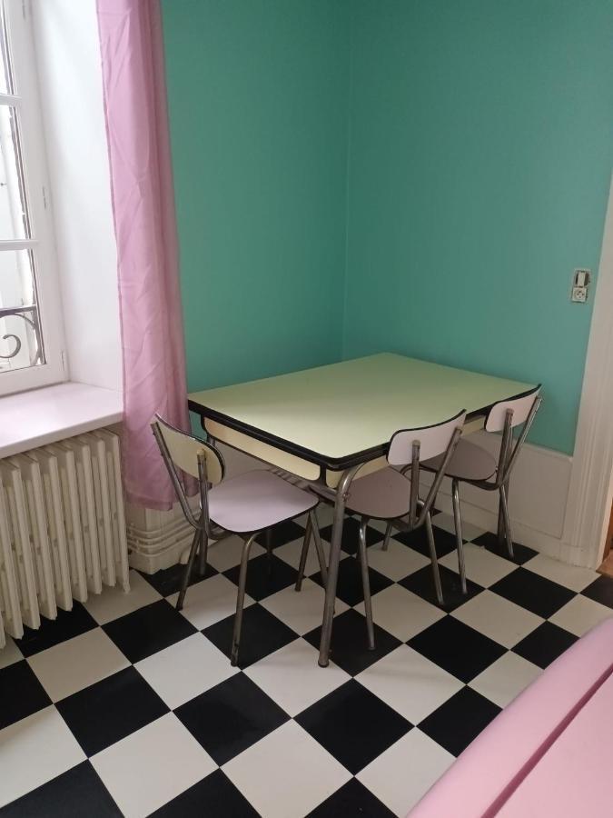 Vintage ,La Capsule Temporelle Wifi Draps Parking Publique Gratuit Lägenhet Thiers Exteriör bild